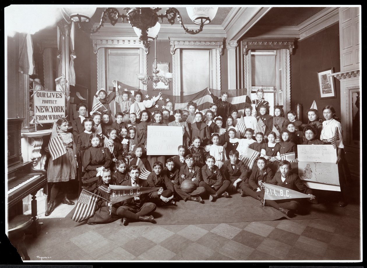 1905年ニューヨークの人民研究所で提起された若い男女のグループ（銀ゼラチンプリント） 作： バイロンカンパニー