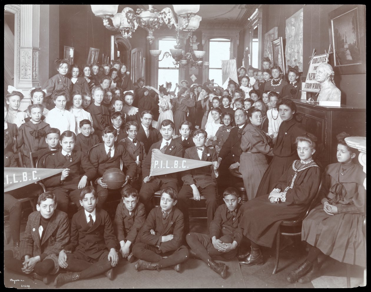 1905年ニューヨークの人民研究所で提起された若い男女のグループ（銀ゼラチンプリント） 作： バイロンカンパニー