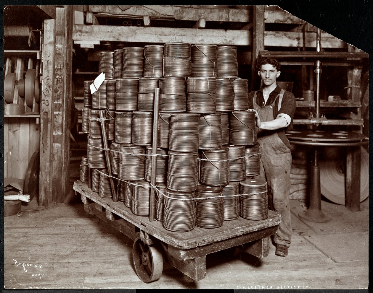 ニューヨークレザーベルト社、1906年にレザーを扱う男性の内部ビュー（シルバーゼラチンプリント） 作： バイロンカンパニー