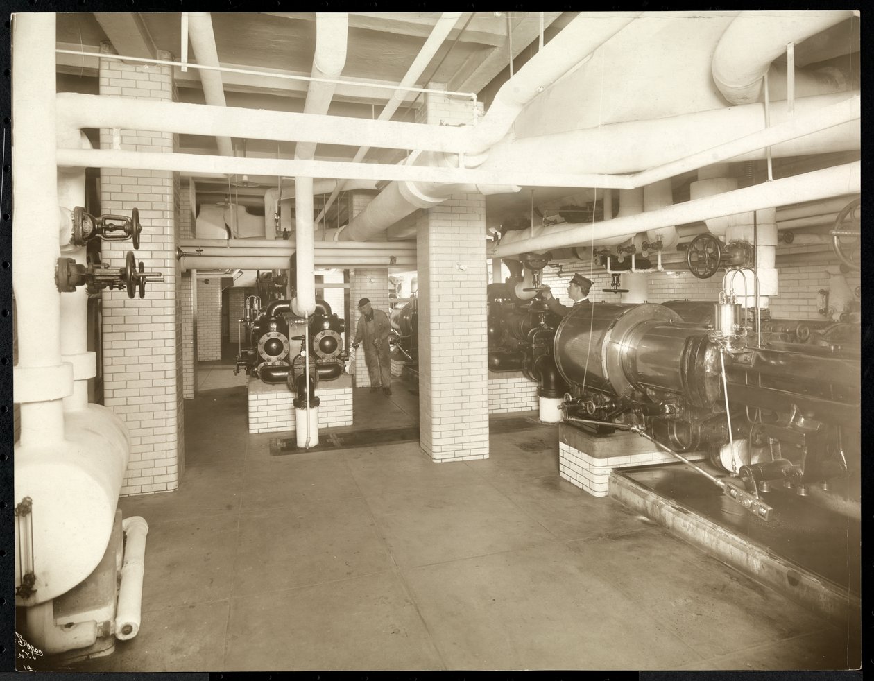 1905年ニューヨーク市橋部門の機器ボイラー室の内部ビュー（銀ゼラチンプリント） 作： バイロンカンパニー