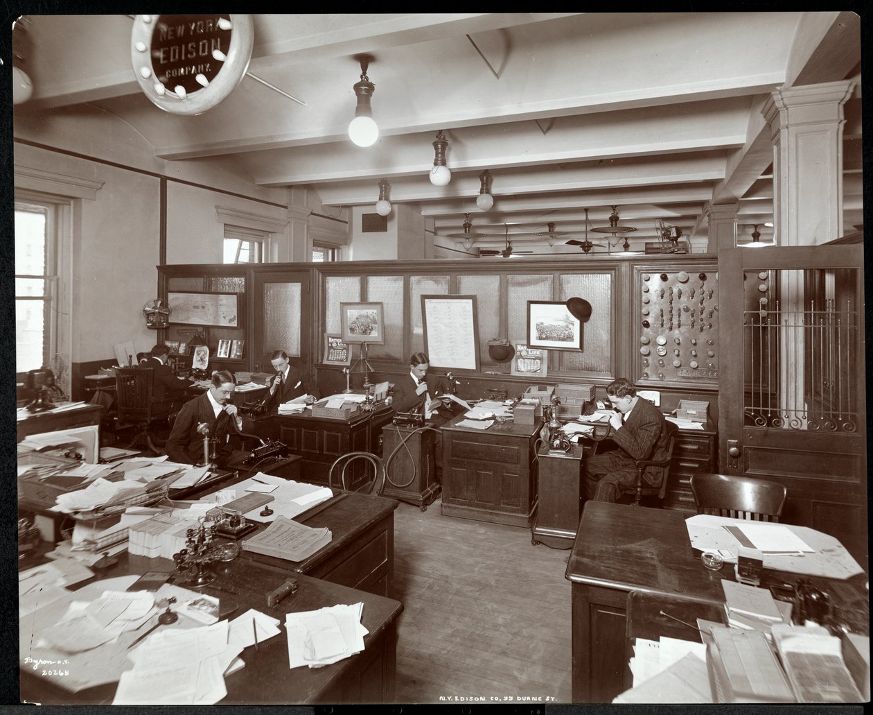 1905年ニューヨーク、55 Duane StreetにあるNew York Edison Co.でディクテーションマシンを使用している男性の内部ビュー（銀ゼラチンプリント） 作： バイロンカンパニー