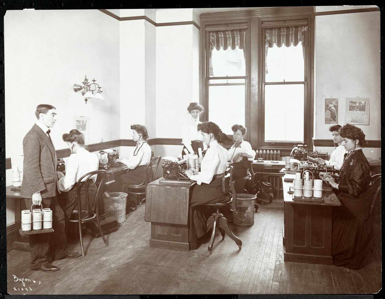 ニューヨークエジソンCo.、55 Duane Street、ニューヨーク、1910年にディクテーションマシンで女性の内部ビュー（シルバーゼラチンプリント） 作： バイロンカンパニー