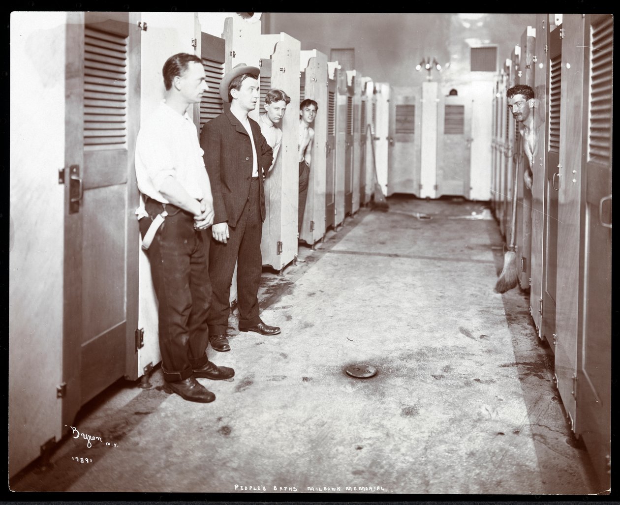 1904年にニューヨークのミルバンクメモリアルにある人民浴場で露天風呂からじっと見つめている若い男性の内部ビュー（銀ゼラチンプリント） 作： バイロンカンパニー