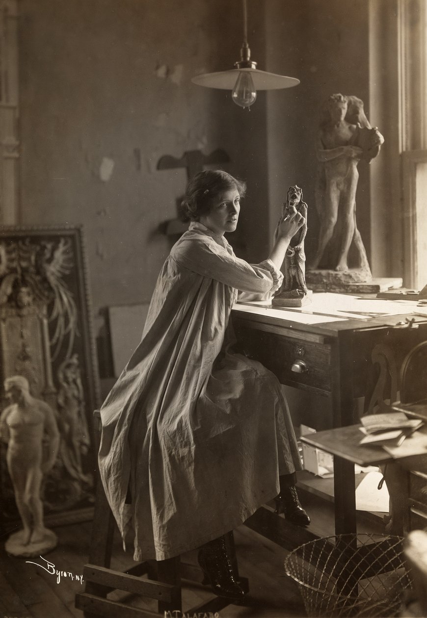 1916年頃、彼女のスタジオで彫刻を制作しているメイベルタリアフェロ（シルバーゼラチンプリント） 作： バイロンカンパニー