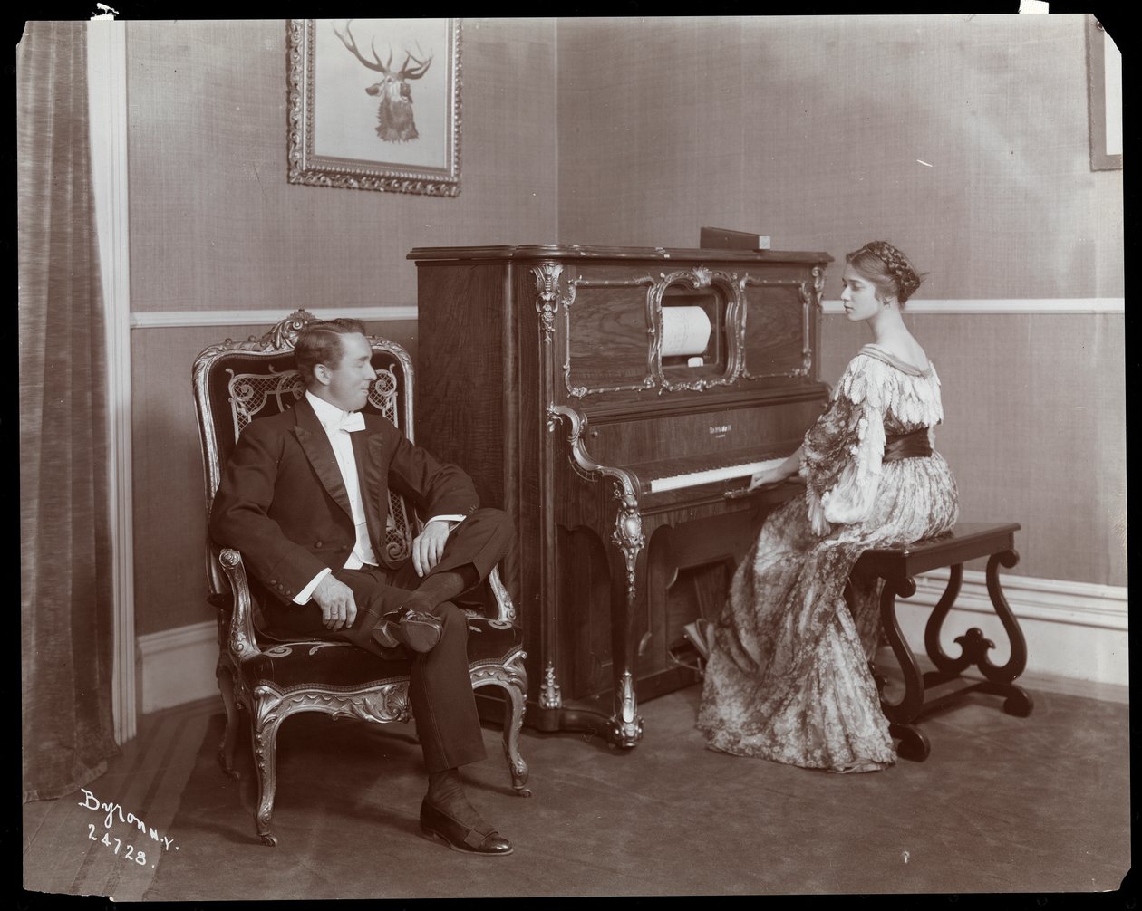 プレーヤーのピアノを弾く男女、1907年（ニューヨーク、シルバーゼラチンプリント） 作： バイロンカンパニー