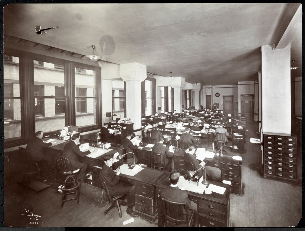 1907年、ニューヨークの23rd StreetとMadison AvenueにあるMetropolitan Life Insurance Co.のオフィスのデスクで働いている男性と女性（シルバーゼラチンプリント） 作： バイロンカンパニー