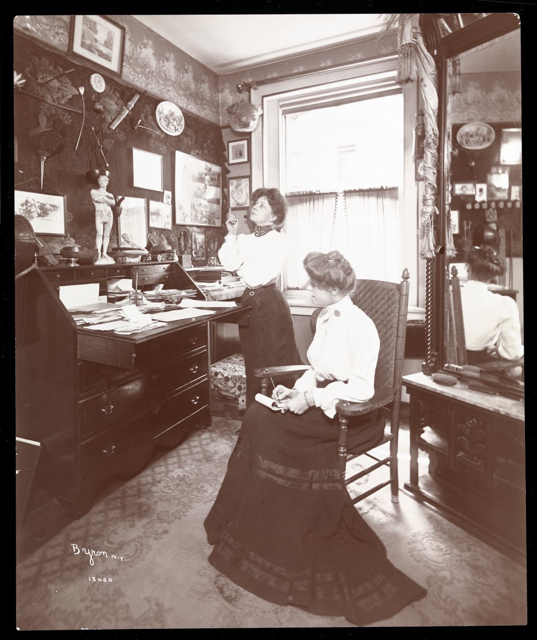 ミスマーガレットメイヨーと友人、1903年（シルバーゼラチンプリント） 作： バイロンカンパニー