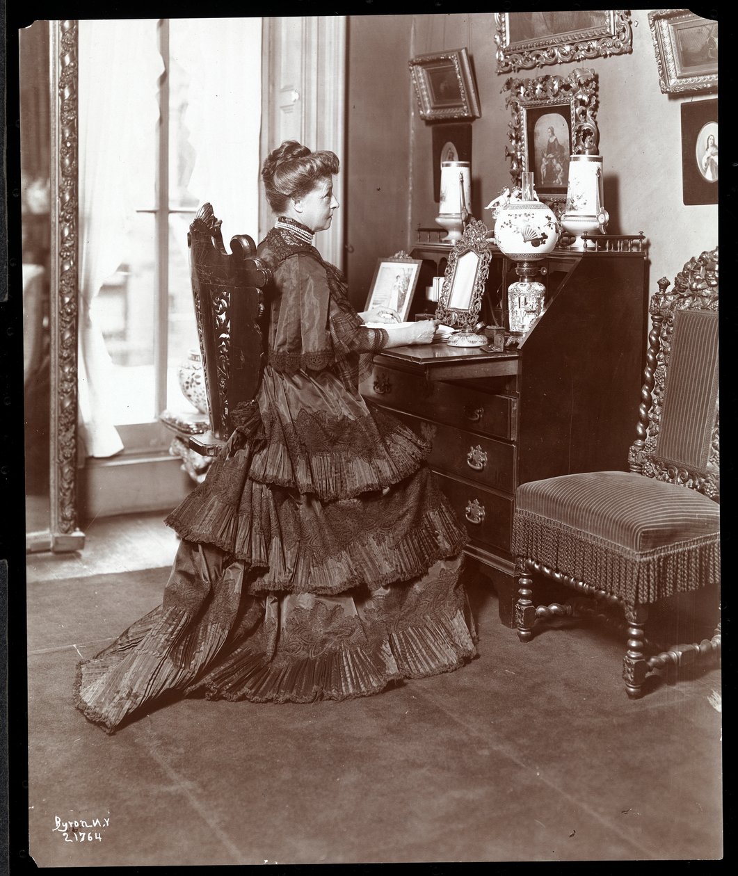 K.デューア夫人の机でのニューヨーク、1906年（シルバーゼラチンプリント） 作： バイロンカンパニー
