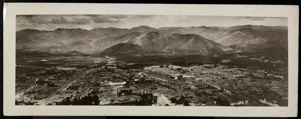 1913年に山を越えた、おそらくパナマ運河の上または近くの都市の上からのパノラマビュー（銀ゼラチンプリント） 作： バイロンカンパニー