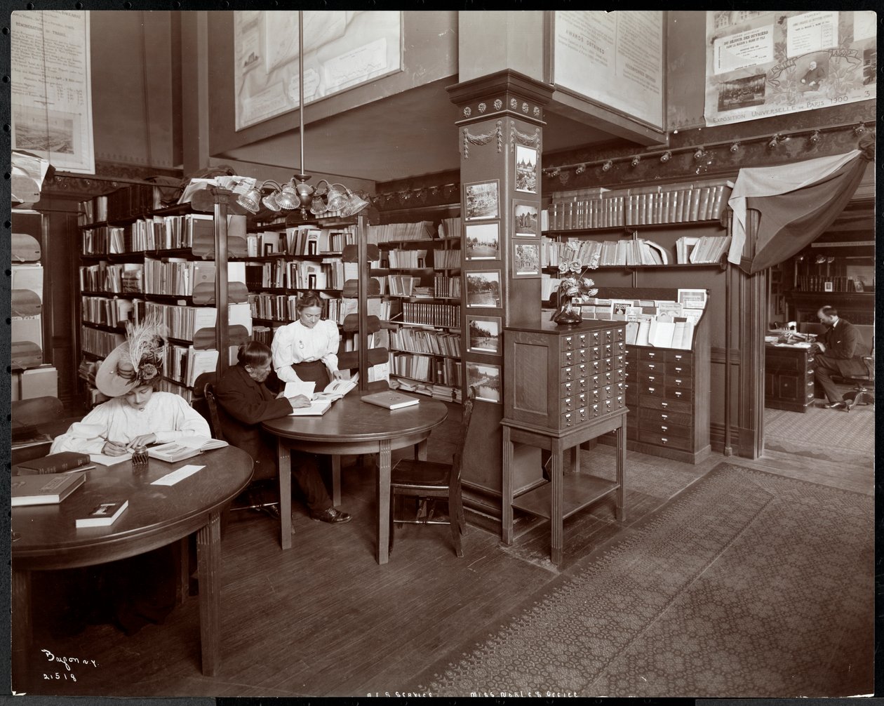 1906年にニューヨークのアメリカンインスティテュートオブソーシャルサービスの図書館にいる人々（おそらくミスノーブルのオフィス）（銀ゼラチンプリント） 作： バイロンカンパニー