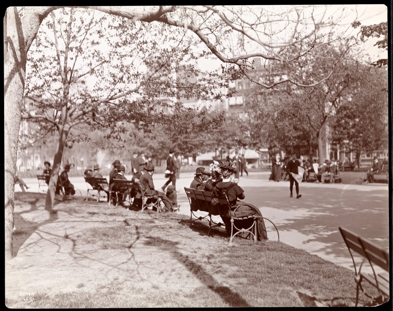 ニューヨークのユニオンスクエアの公園のベンチにいる人、1898年（銀ゼラチンプリント） 作： バイロンカンパニー