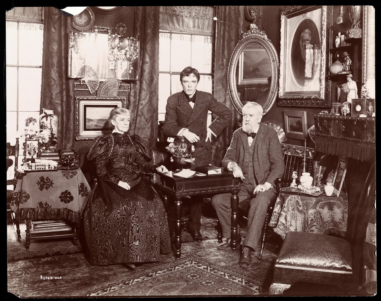著者の肖像ロリマーストッダードと妻と息子、ニューヨーク、1896-8（銀ゼラチンプリント） 作： バイロンカンパニー