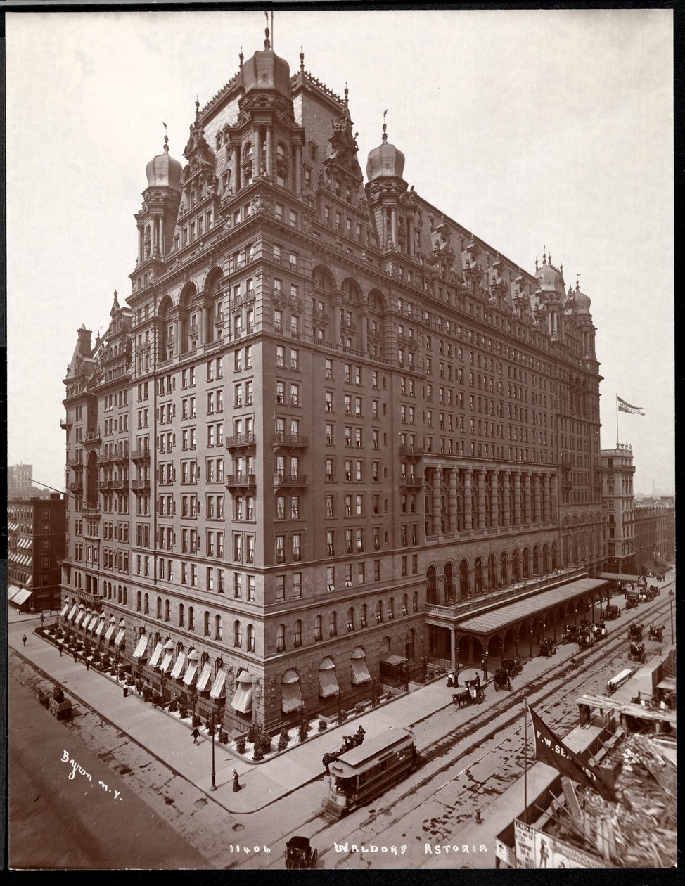 1901年または1902年、ニューヨークの34番街と5番街にあるウォルドルフアストリア（シルバーゼラチンプリント） 作： バイロンカンパニー