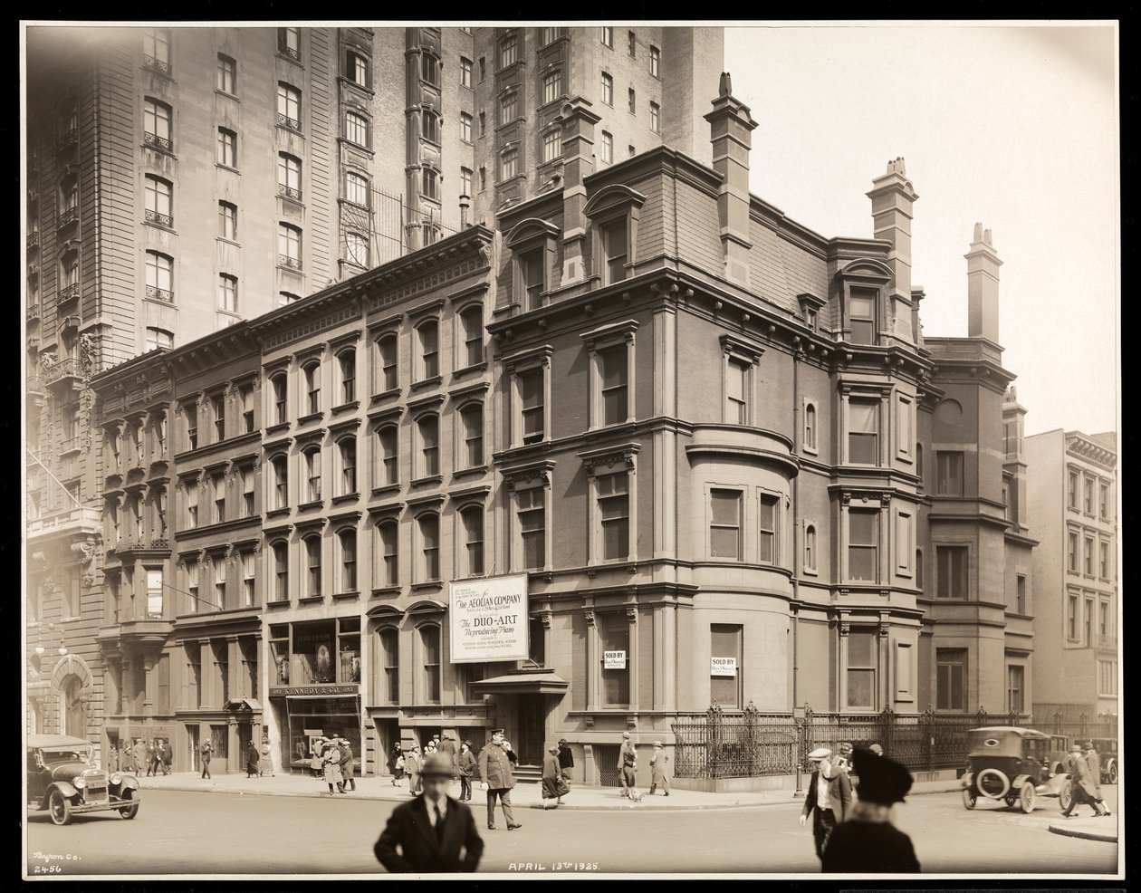 1925年ニューヨーク、54番街と5番街の北東隅にあるエオリアンカンパニービルディングの外観（シルバーゼラチンプリント） 作： バイロンカンパニー