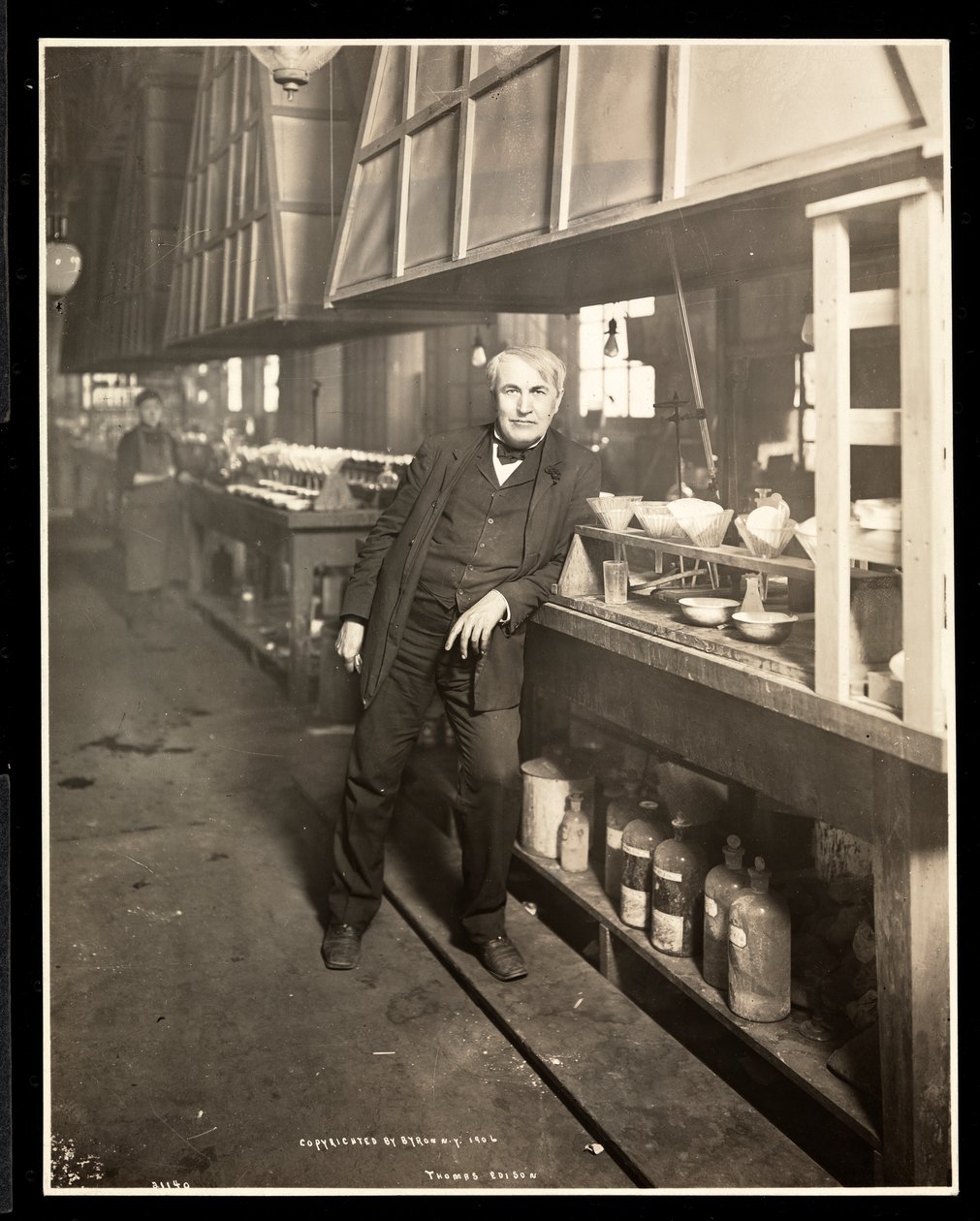 トーマス・エジソンの研究室で、1906年（銀ゼラチンプリント） 作： バイロンカンパニー