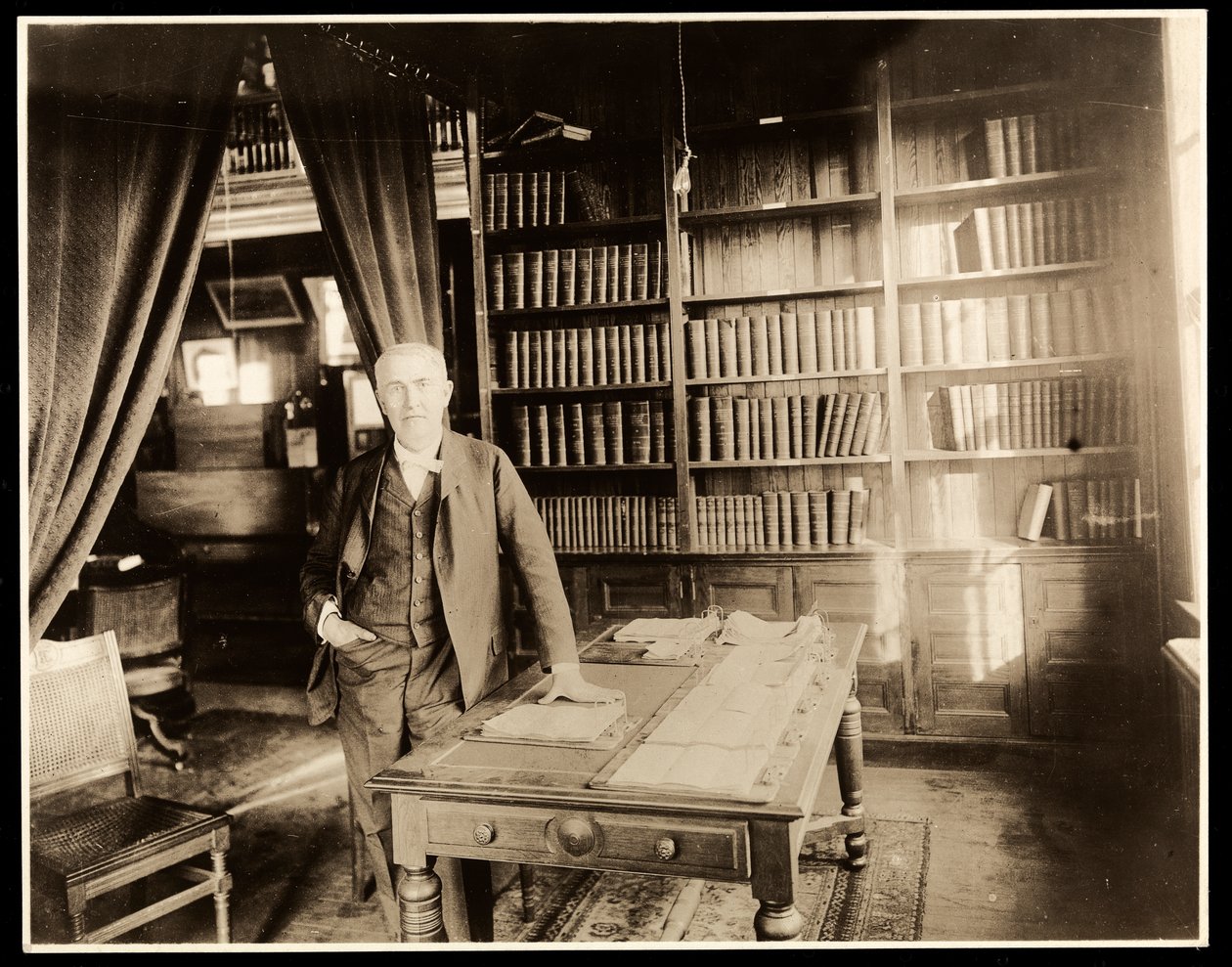 彼の図書館でのトーマス・エジソン、1904（銀ゼラチンプリント） 作： バイロンカンパニー