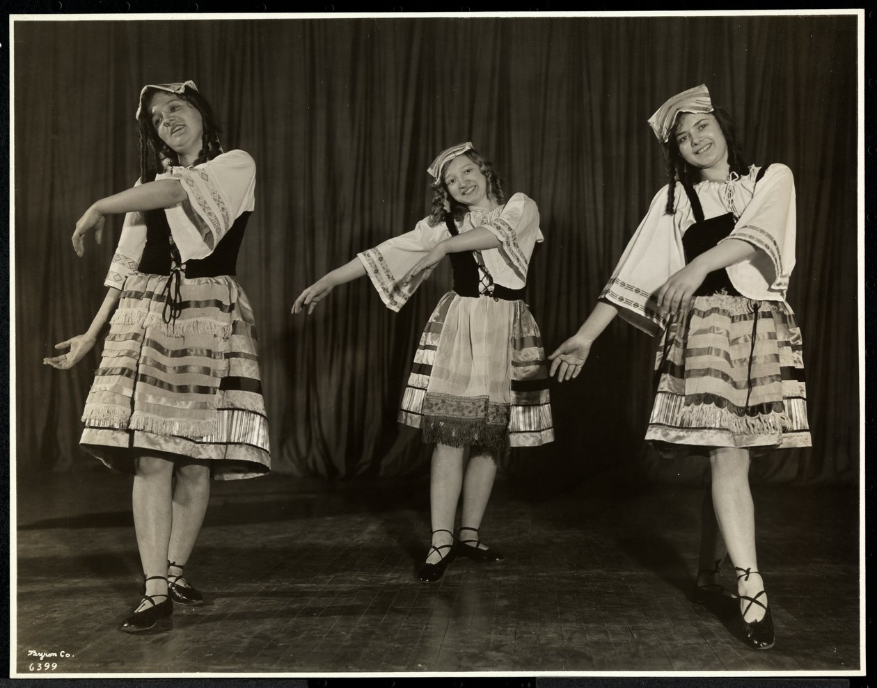1931年にニューヨークの盲人のためのニューヨーク協会の劇の舞台で踊る衣装を着た3人の盲目の若い女性（銀ゼラチンプリント） 作： バイロンカンパニー