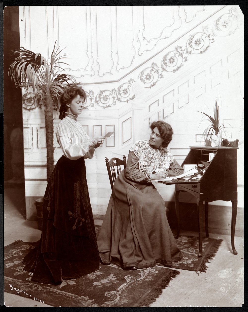 1904年にニューヨークで演技をした2人の女性の舞台装置（銀ゼラチンプリント） 作： バイロンカンパニー