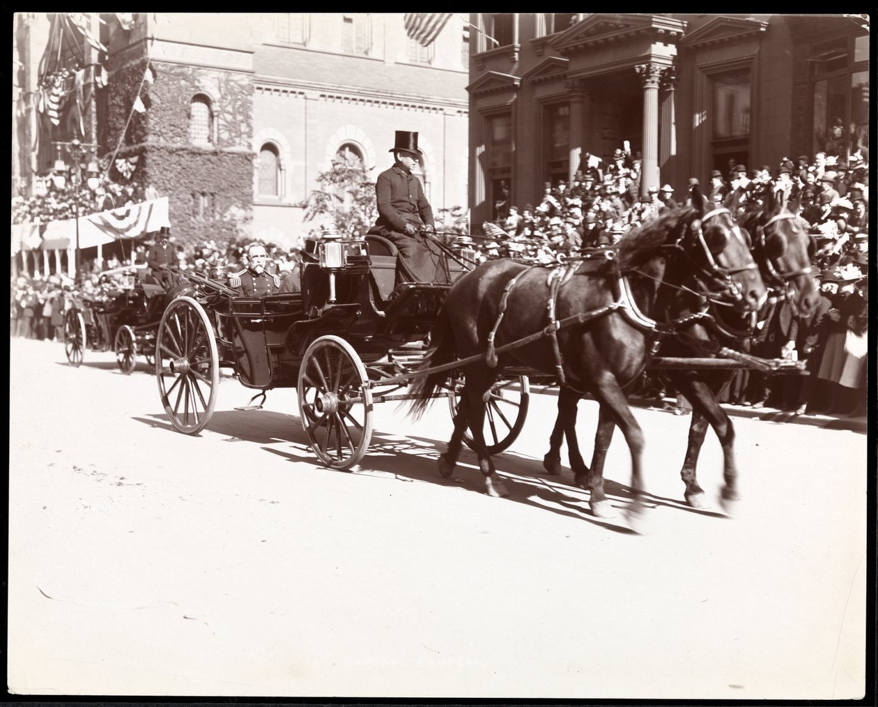 1899年にニューヨークのフィフスアベニューにあるデューイパレードの馬車に乗ったサンプソン提督の様子（シルバーゼラチンプリント） 作： バイロンカンパニー