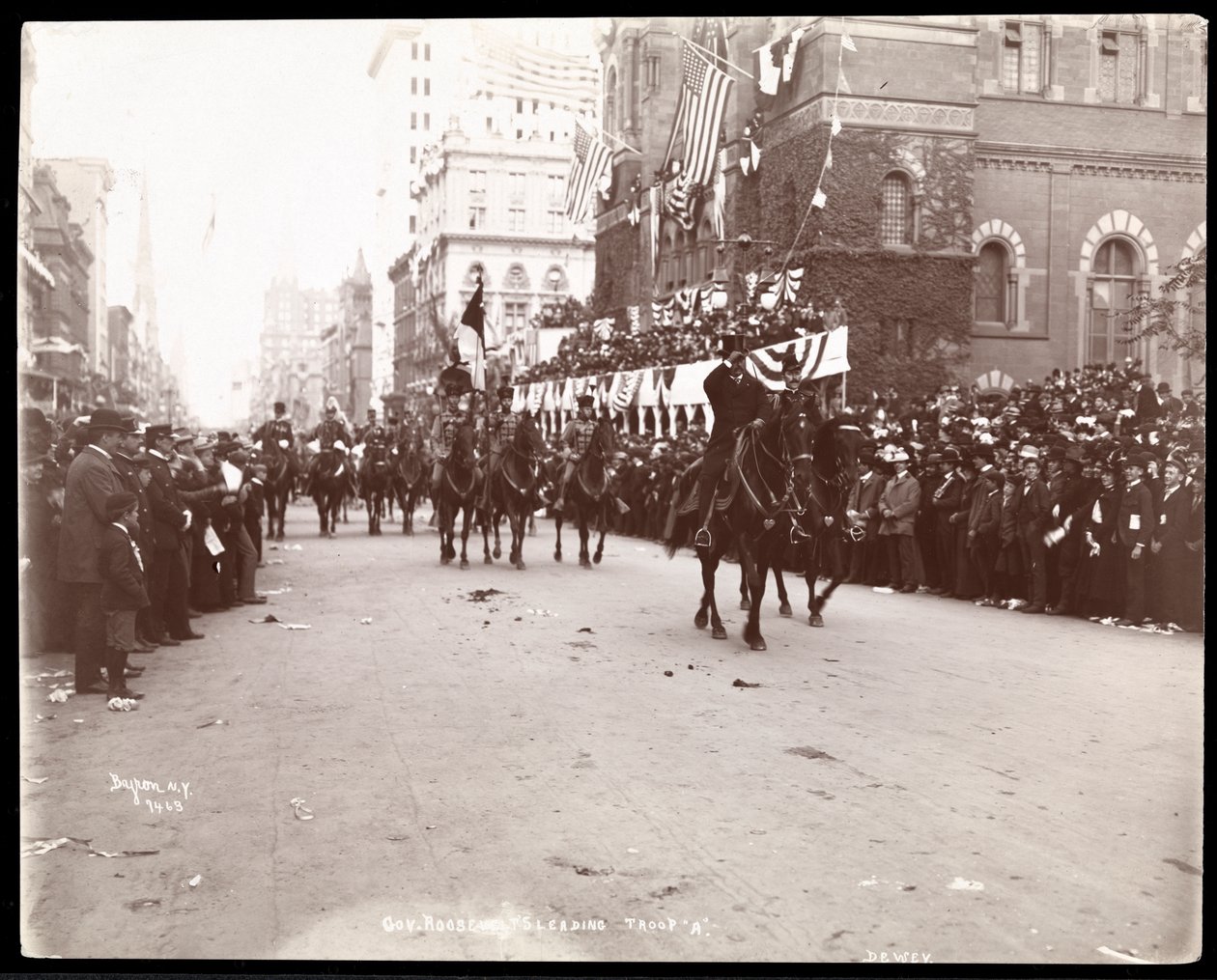 1899年ニューヨーク、フィフスアベニューのデューイパレードで軍Aを率いるセオドアルーズベルト知事のビュー（シルバーゼラチンプリント） 作： バイロンカンパニー