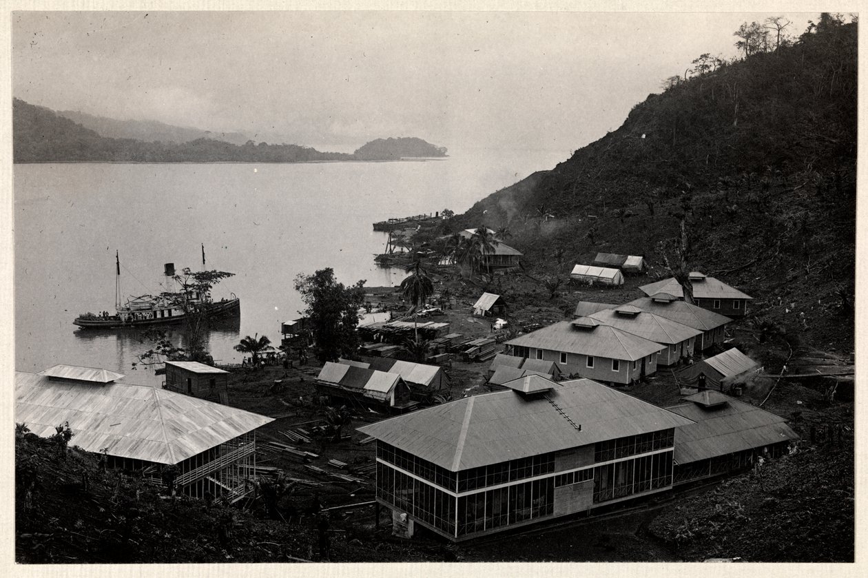 1912年または1913年のパナマ運河の建設中の大規模な水域の近くの建物のグループの表示（銀ゼラチンプリント） 作： バイロンカンパニー