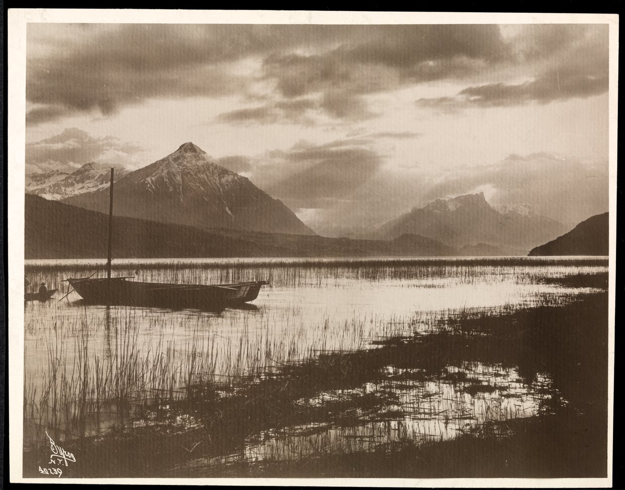 パナマ運河の建設中の湖とボートの眺め、1912年または1913年（銀ゼラチンプリント） 作： バイロンカンパニー