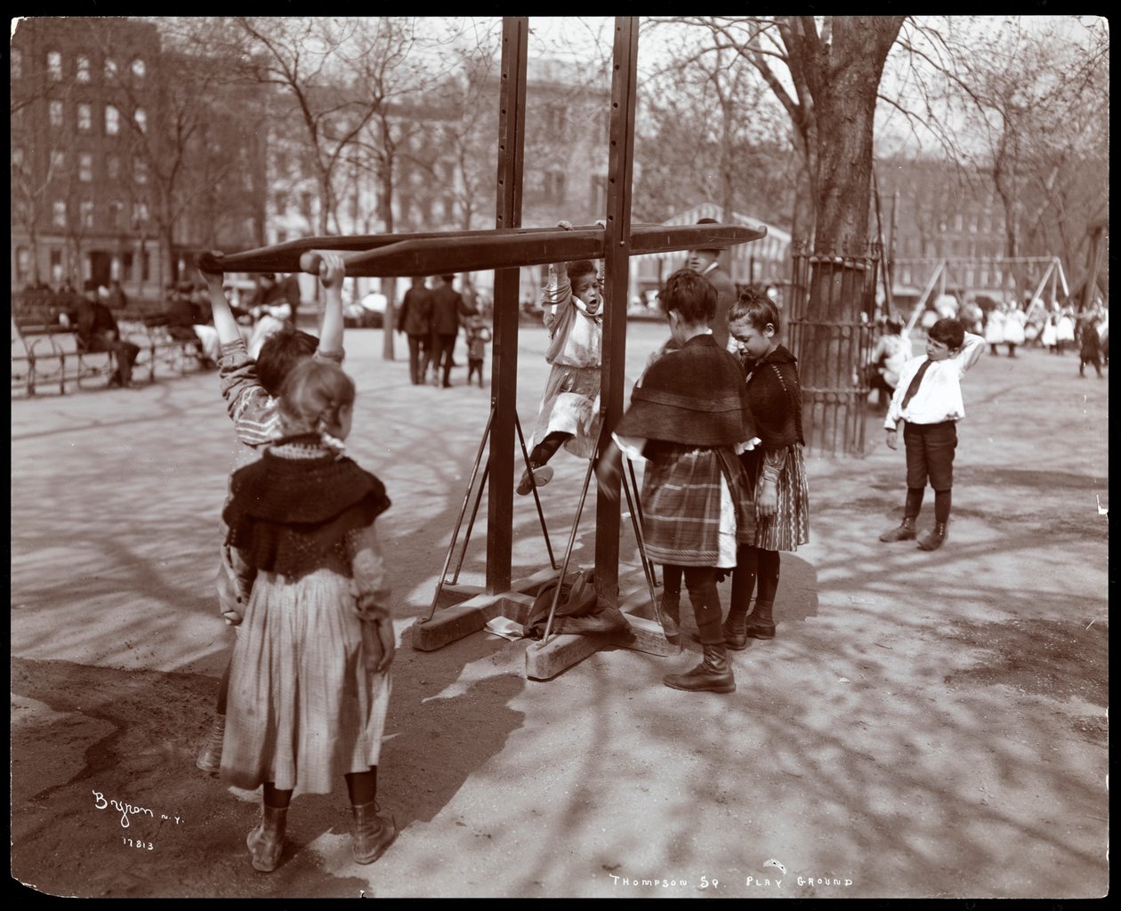 1904年ニューヨークのアーバーデイ、トンプキンススクエアパークの遊具で遊ぶ子供たちの様子（シルバーゼラチンプリント） 作： バイロンカンパニー