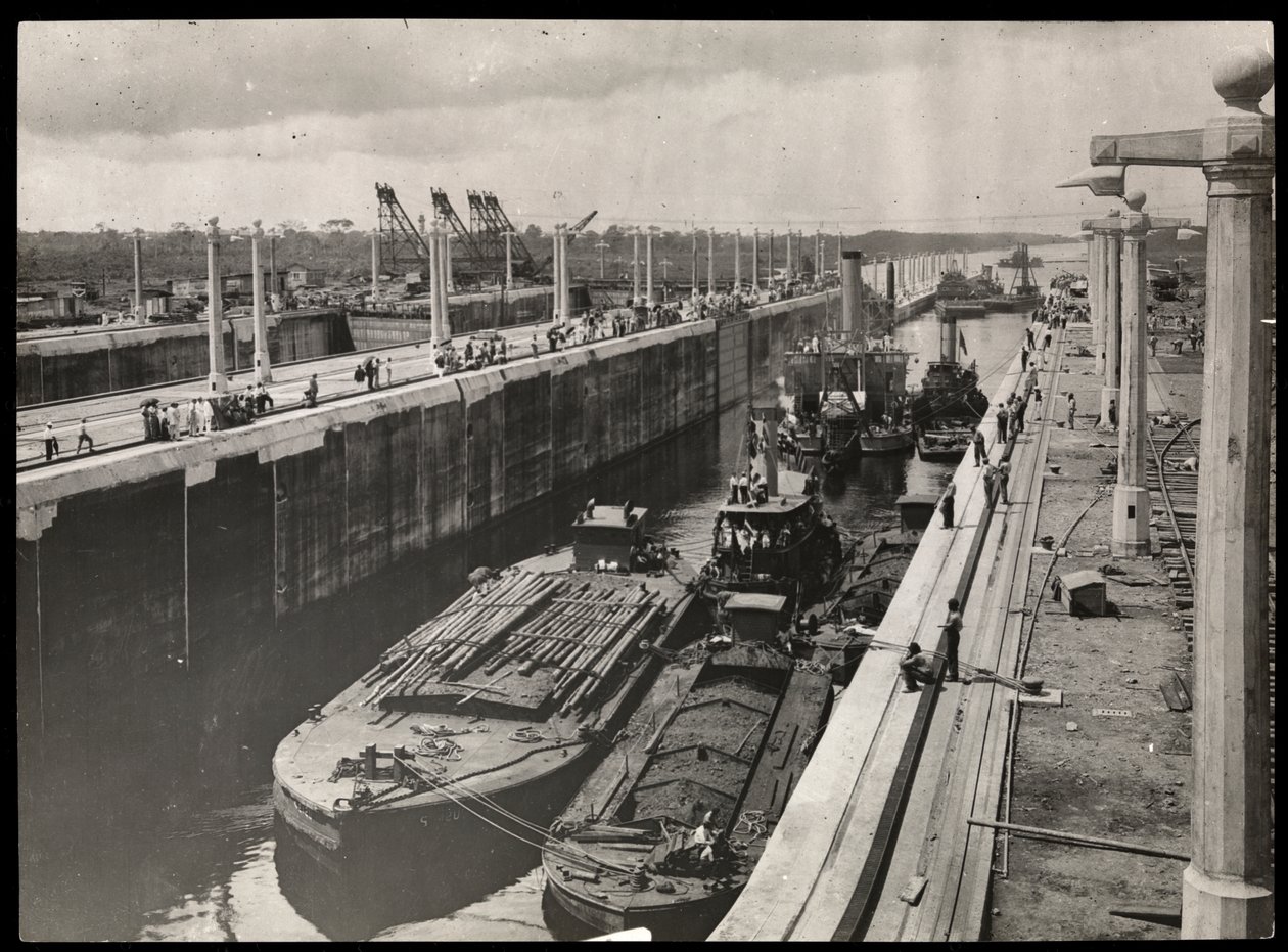 1912年または1913年の建設中のパナマ運河の水門での浚渫船とボートの眺め（銀ゼラチンプリント） 作： バイロンカンパニー