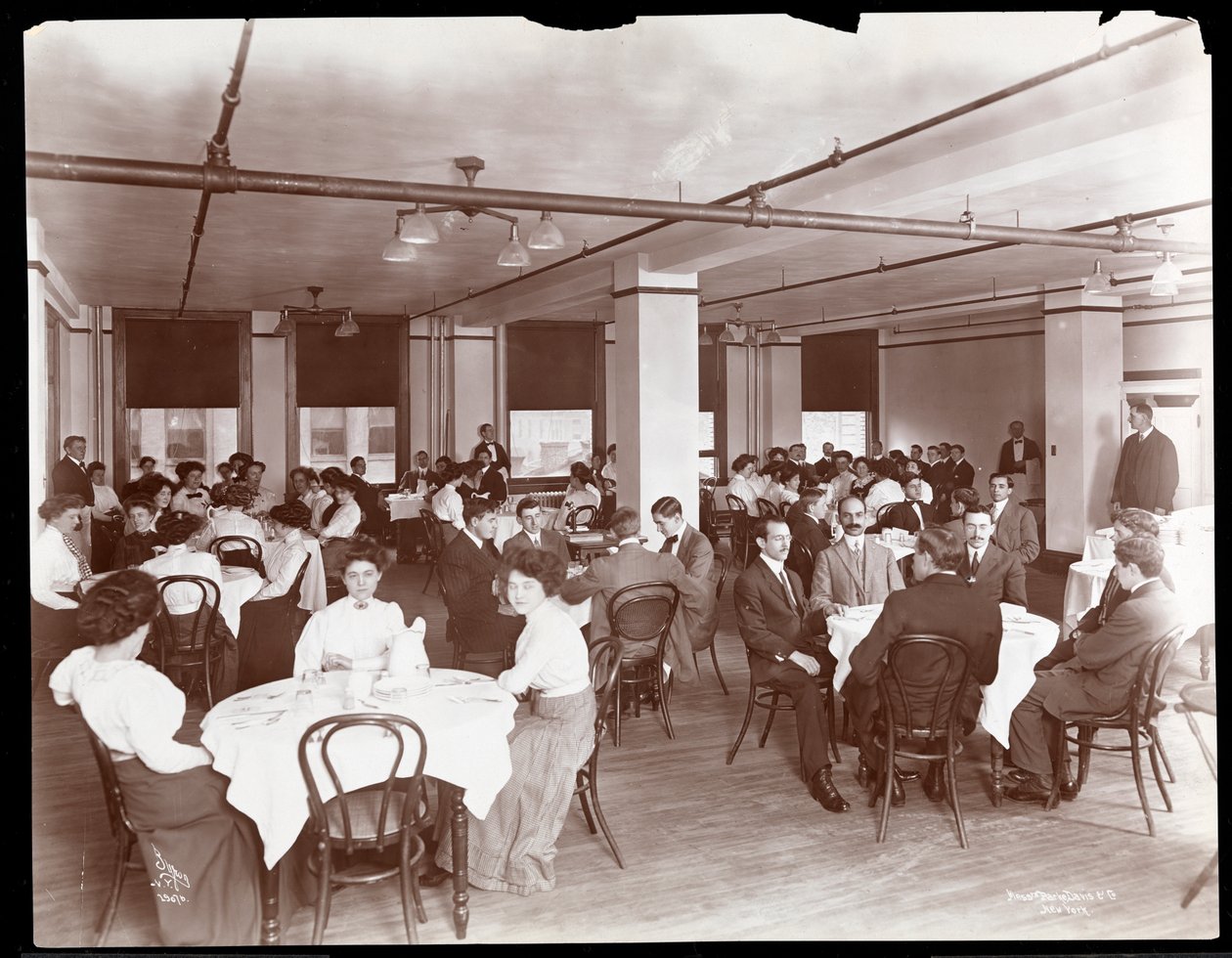 1910年にニューヨークのハドソンウントヴェストリーストリートの化学者、パークス、デイビスウント、化学者のカフェテリアで食事をしている男性と女性の様子（シルバーゼラチンプリント） 作： バイロンカンパニー