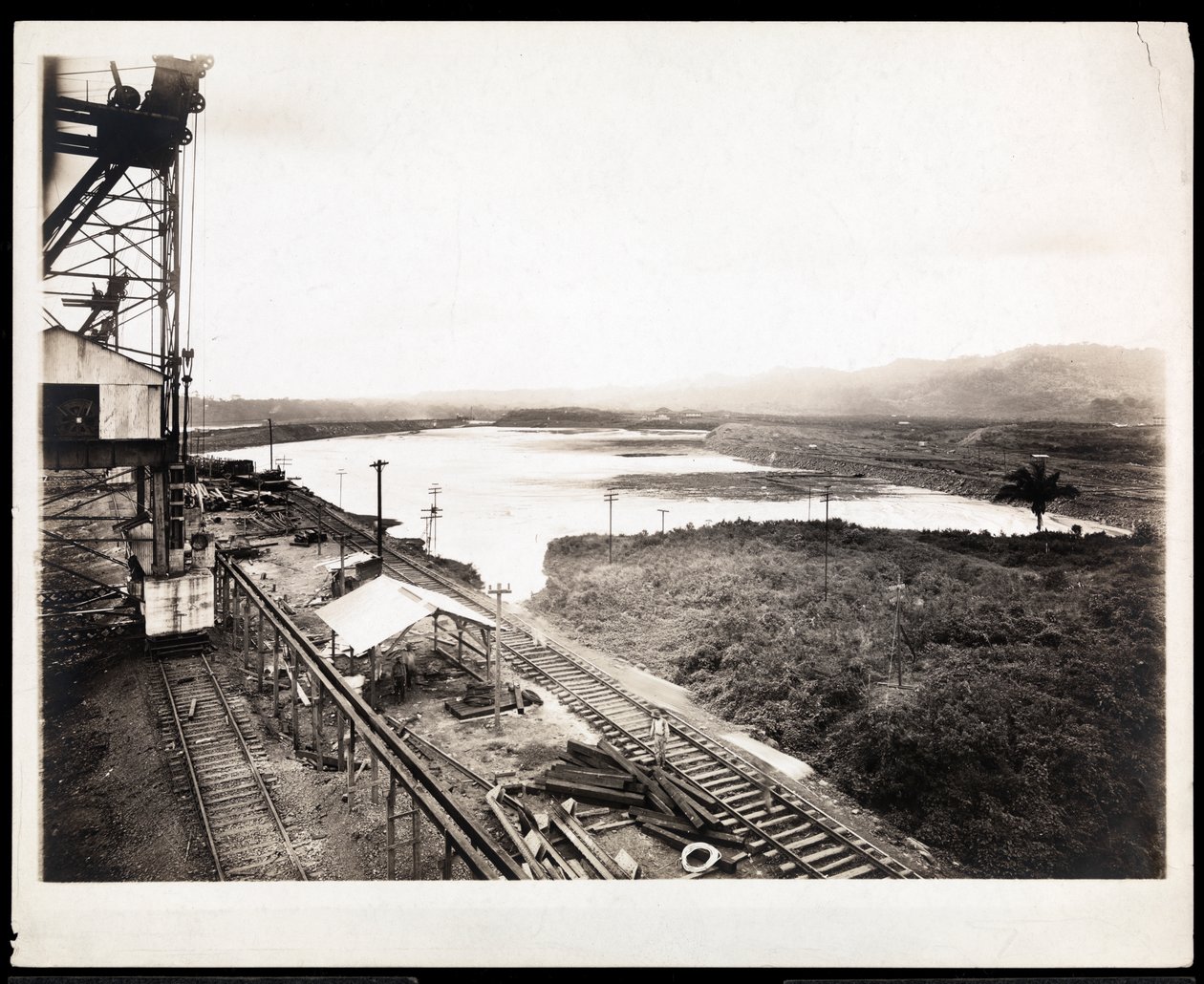1912年または1913年のパナマ運河の建設における線路と機械の眺め（銀ゼラチンプリント） 作： バイロンカンパニー