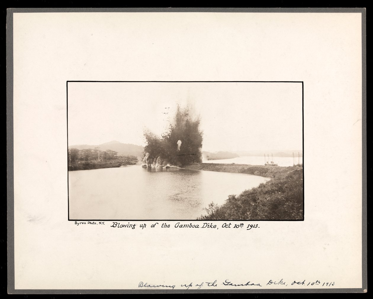 1913年10月10日、パナマ運河の建設中のガンボア堤防の爆破時の爆発の様子（銀ゼラチンプリント） 作： バイロンカンパニー