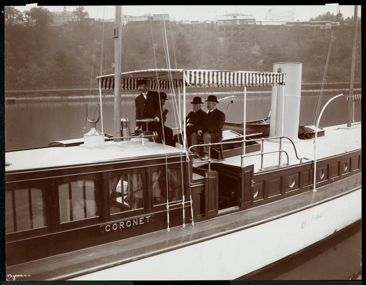 ニューヨークヨットのヨットコロネットの眺め、1905年、ニューヨークのハーレム川にあるLaunch und Engine Co.（シルバーゼラチンプリント） 作： バイロンカンパニー