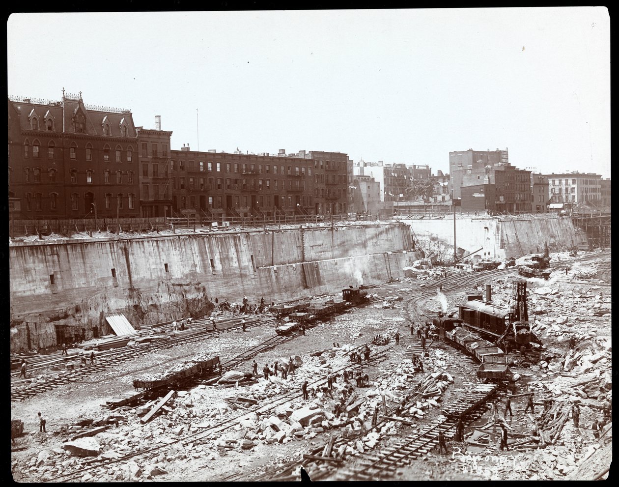 1904年ニューヨークのペンシルベニア駅の巨大な発掘現場の労働者の様子（銀ゼラチンプリント） 作： バイロンカンパニー