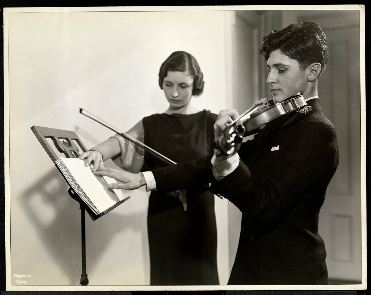 ニューヨーク盲人協会、盲人青年にバイオリンの演奏を教える女性、1936年、ニューヨーク、111 East 59th Street、1936（銀ゼラチンプリント） 作： バイロンカンパニー