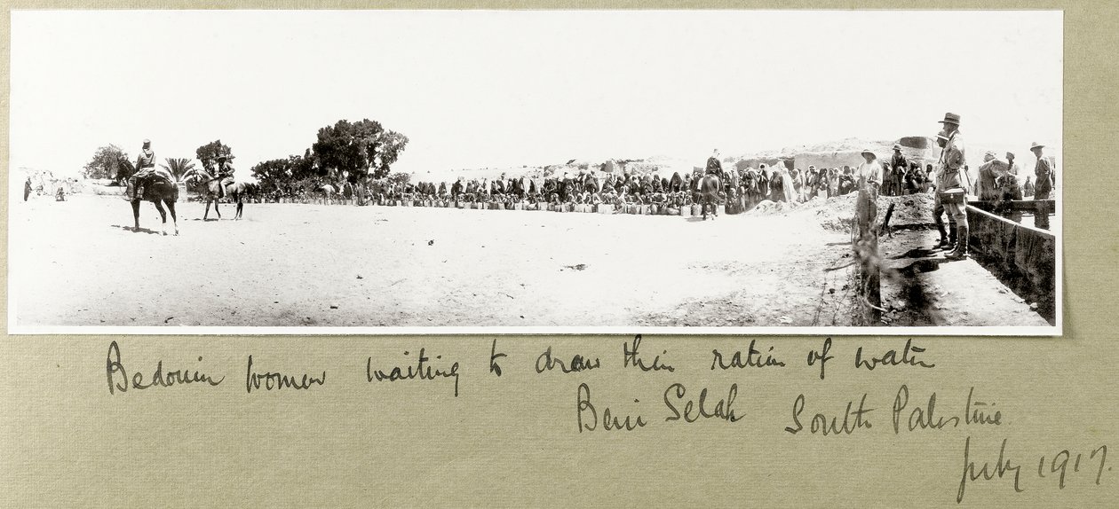 配水を待つベドウィンの女性、1917年7月、ベニサレ 作： 大tアーサーロードス