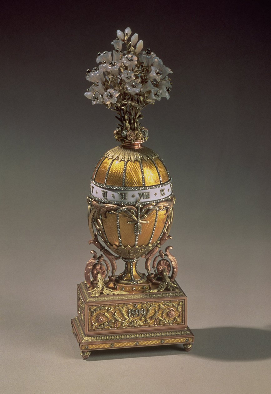 花を含む花瓶の形をしたイースターエッグ、1899年（金属とエナメル） 作： カール・ファベルジェ