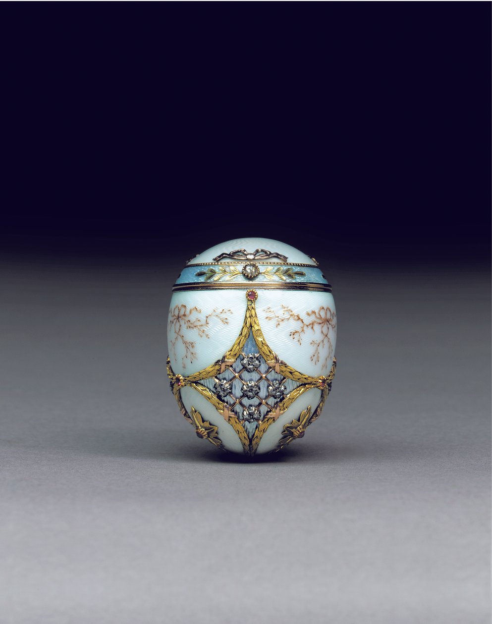 珍しい宝石で飾られた2色の卵ボンボニエーレ、1896-1908 作： カール・ファベルジェ