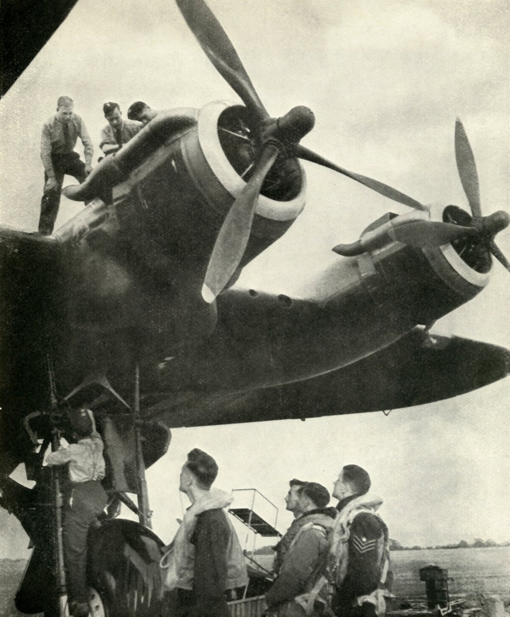 搭乗員と地上スタッフ、c1943。 作： セシル・ビートン