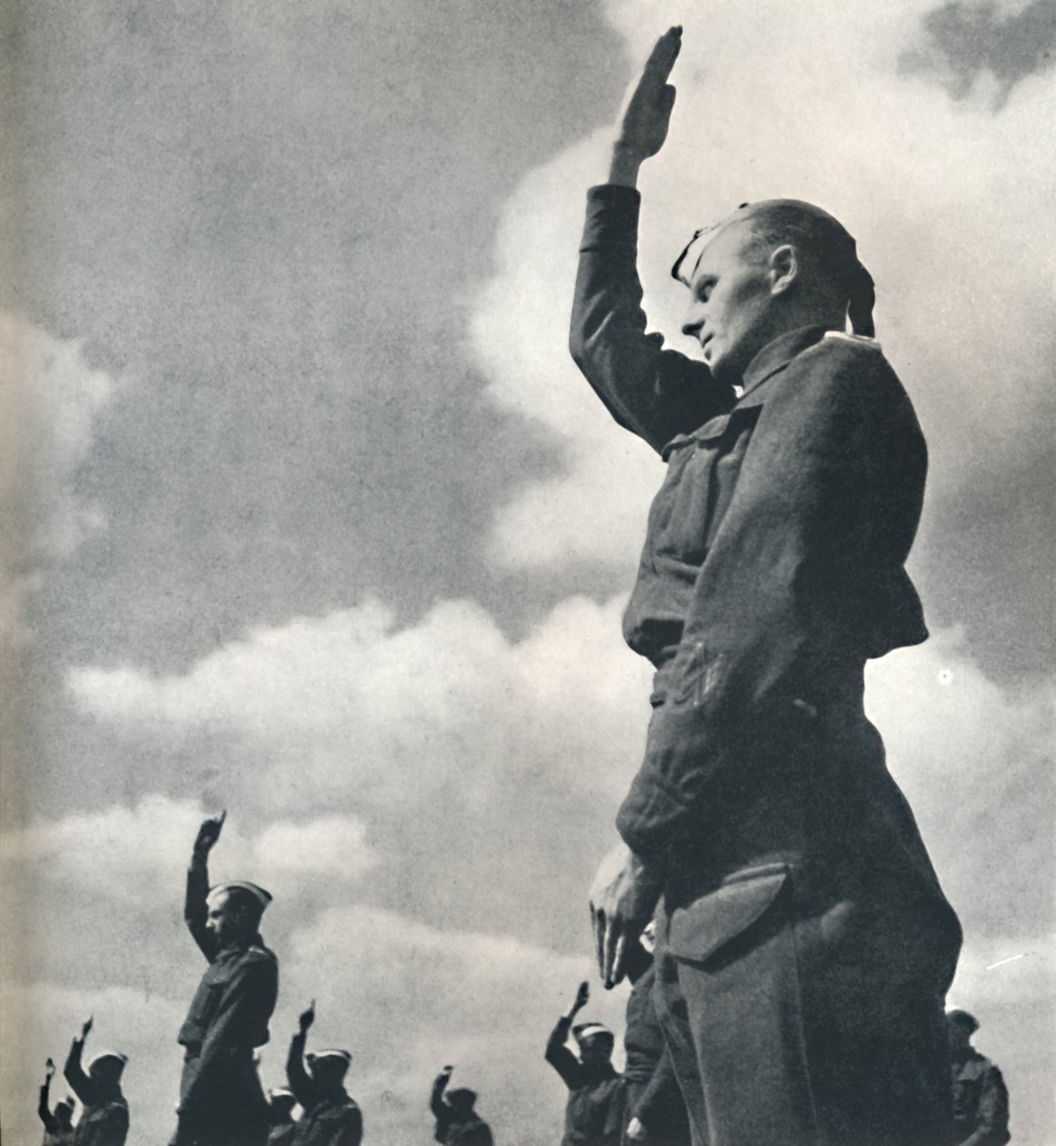 軍の手、1941 作： セシル・ビートン
