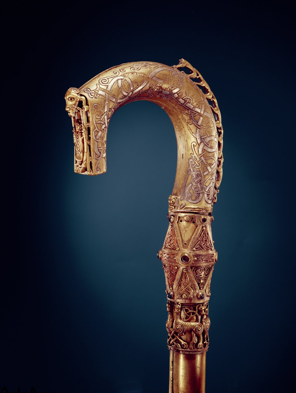 Clonmacnoise Crozier、County Offaly、Viking Age（木材をシートブロンズに包み、シルバーをはめ込んだもの） 作： ケルト