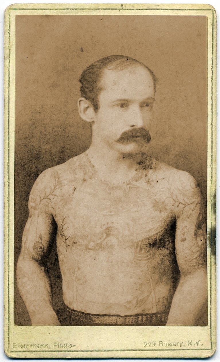 刺青の男のキャビネットカード、1899年頃 作： チャールズアイゼンマン