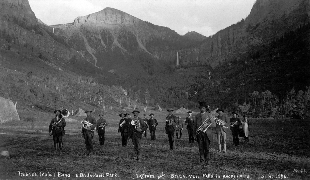 ブライダルベールパークイングラムとブライダルベールフォールズのテルライドバンド、1886年（bw写真） 作： チャールズ・グッドマン