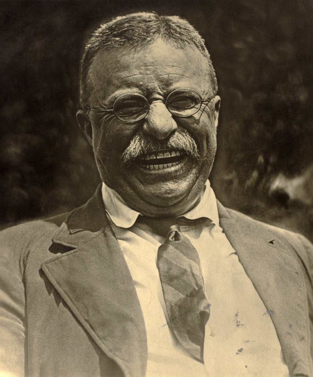 笑うセオドア・ルーズベルト、1910年頃（白黒写真） 作： シャルル・デュプレ