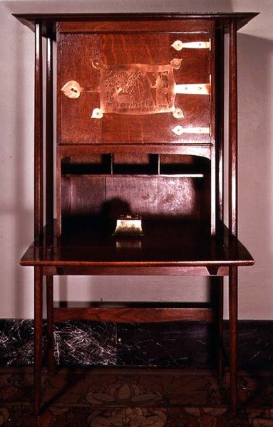ライティングデスク、1895年頃（オーク） 作： チャールズ・フランシス・アネスリー・ヴォイジー