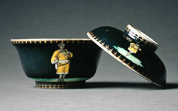 シュガーボウルとカバー、乾隆期（1736-95）c.1740（磁器）（314531も参照） 作： 中国語学校