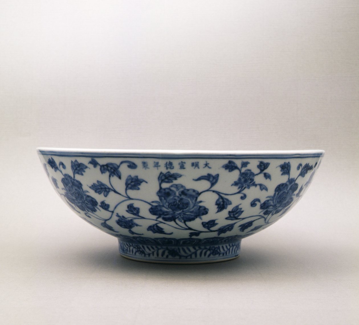 シュアンテ、1426-35、明代、1368-1644（磁器）の治世の印が付いた花の装飾が施された青と白のボウル 作： 中国語学校