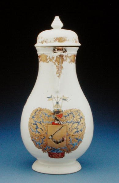 乾隆期のグスタフガブリエルルードの腕を持つマイセン形式のコーヒーポット（磁器）（210134も参照） 作： 中国語学校