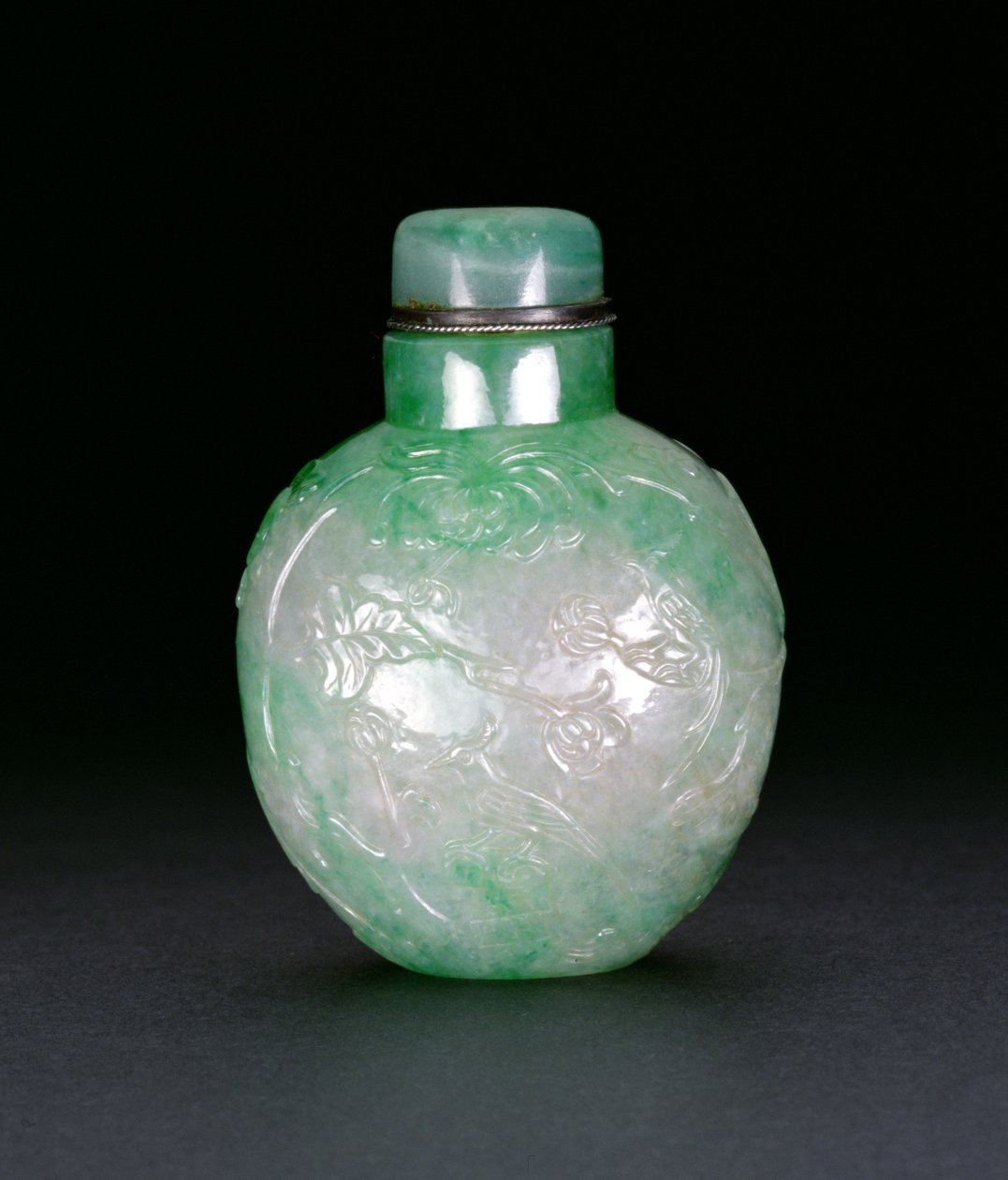 キジと蝶で飾られたフラスコ、c.1780-1850（ヒスイ） 作： 中国語学校