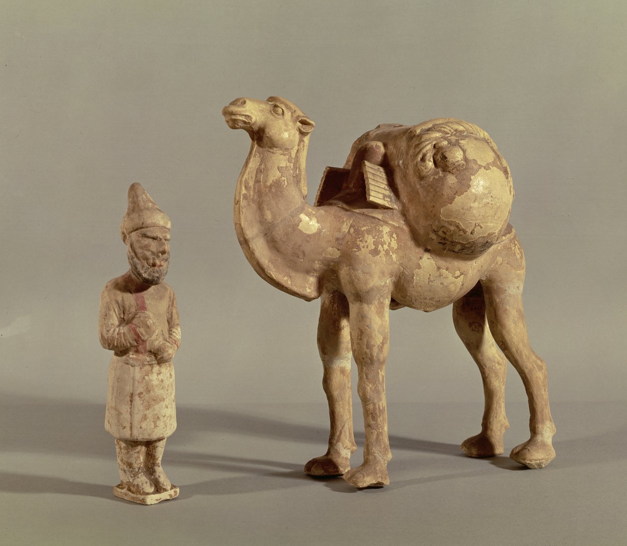 荷を積んだラクダと野蛮な隊商、唐王朝（618-907）の葬儀の彫像 作： 中国語学校