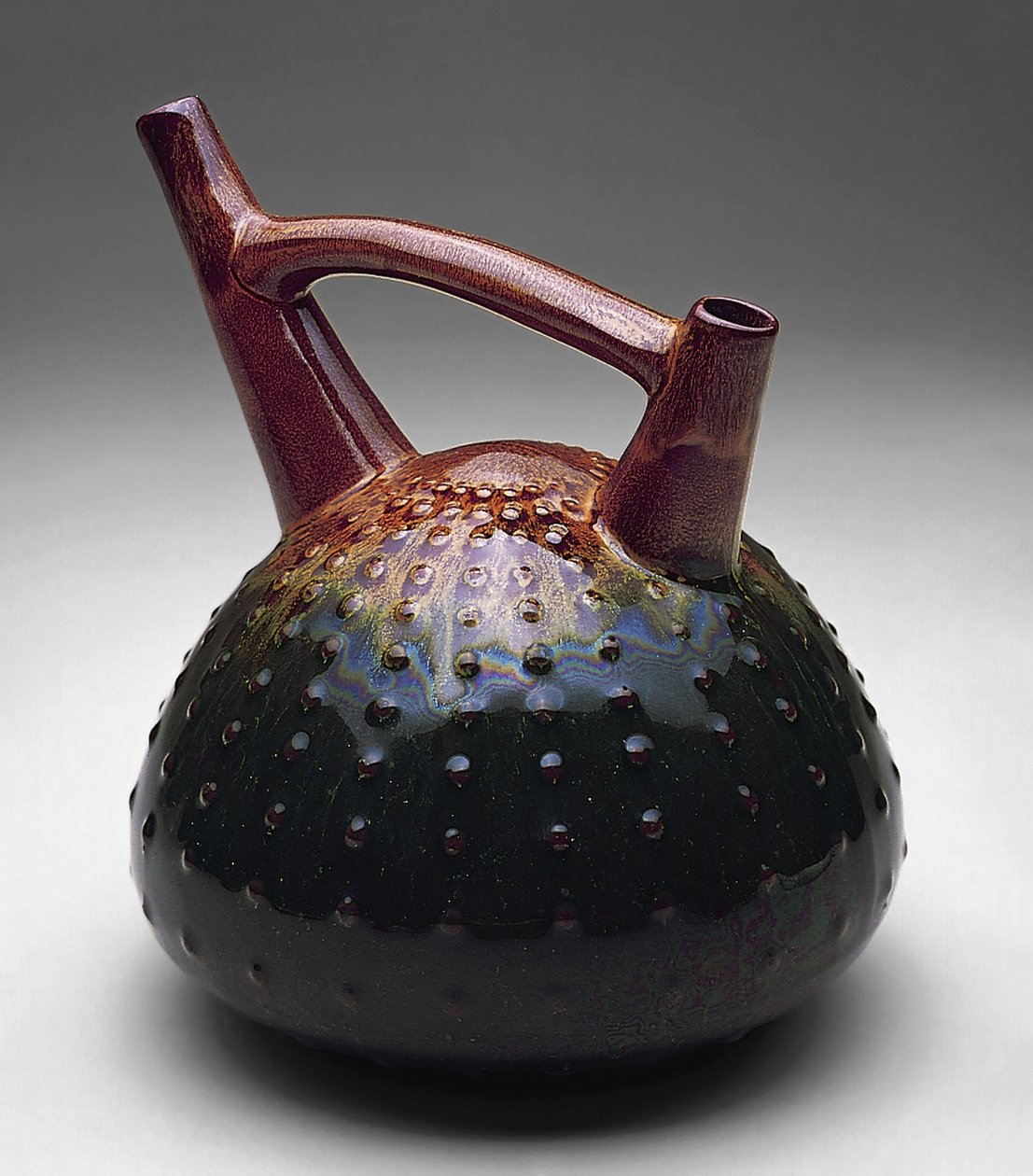 ウニ二重注ぎ器、c.1879-1882（セラミック） 作： クリストファー・ドレッサー
